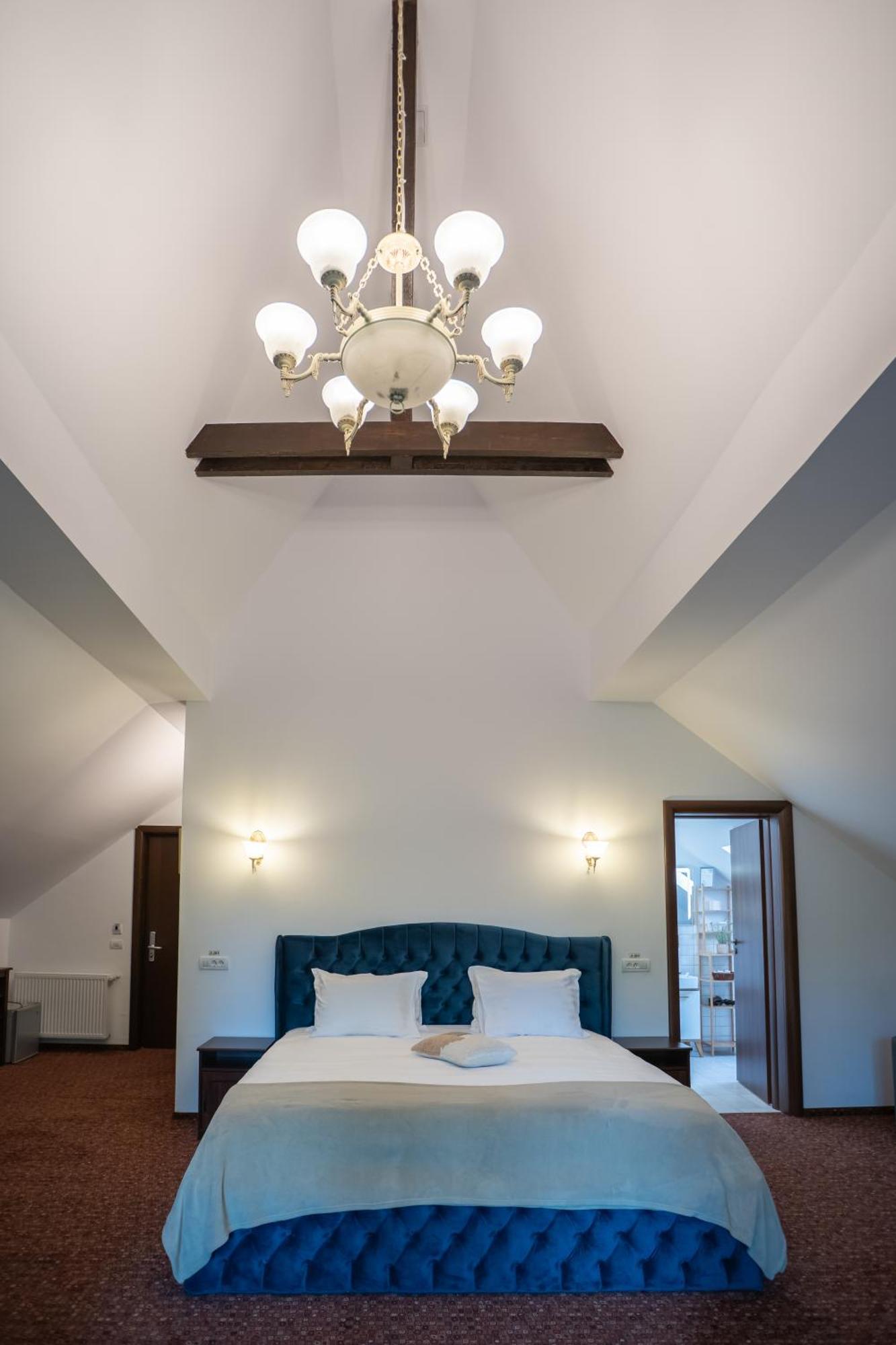 Opus Villa Sinaia Exterior photo A bedroom at the hotel