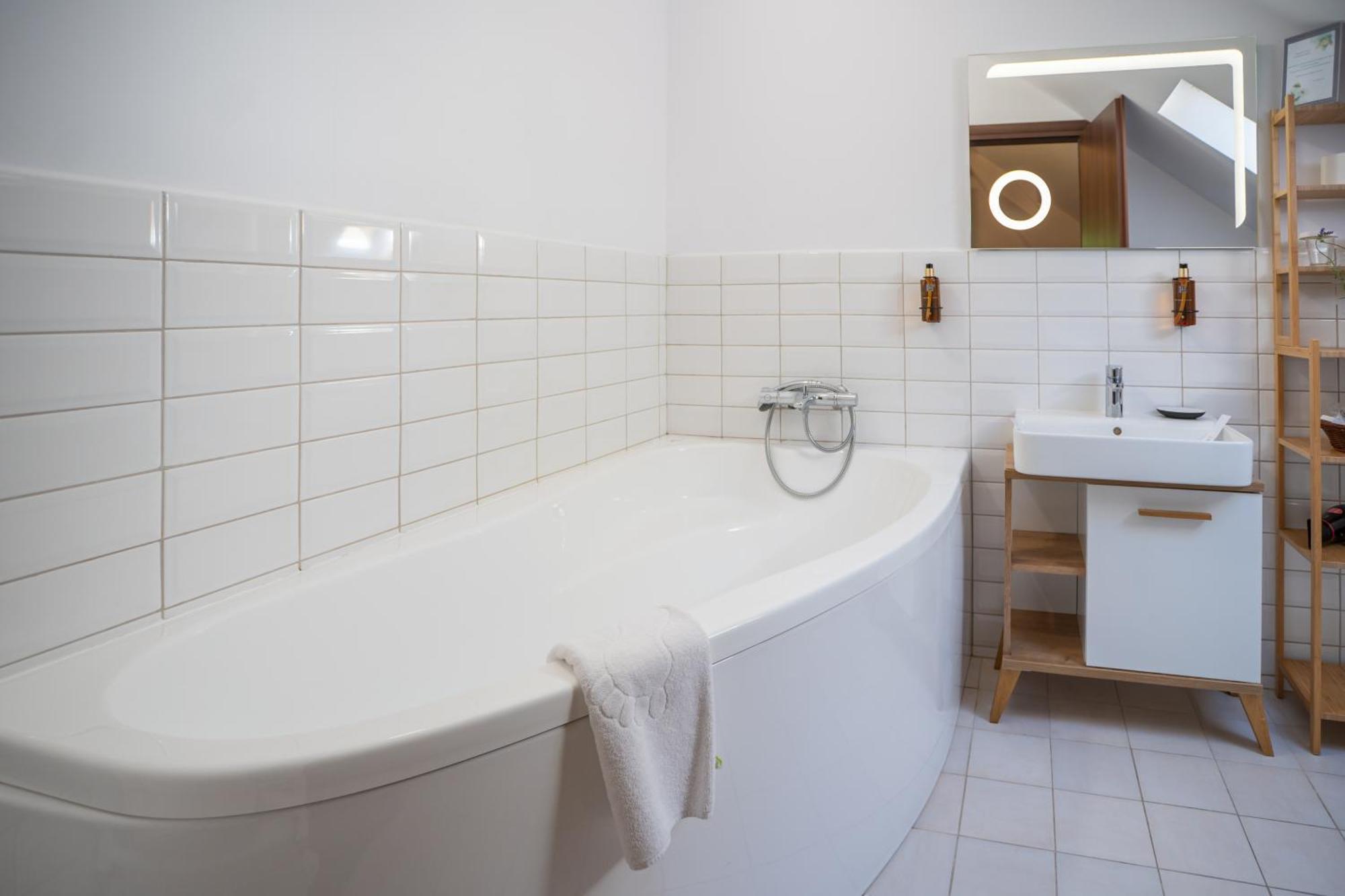 Opus Villa Sinaia Exterior photo Bathroom with a bathtub