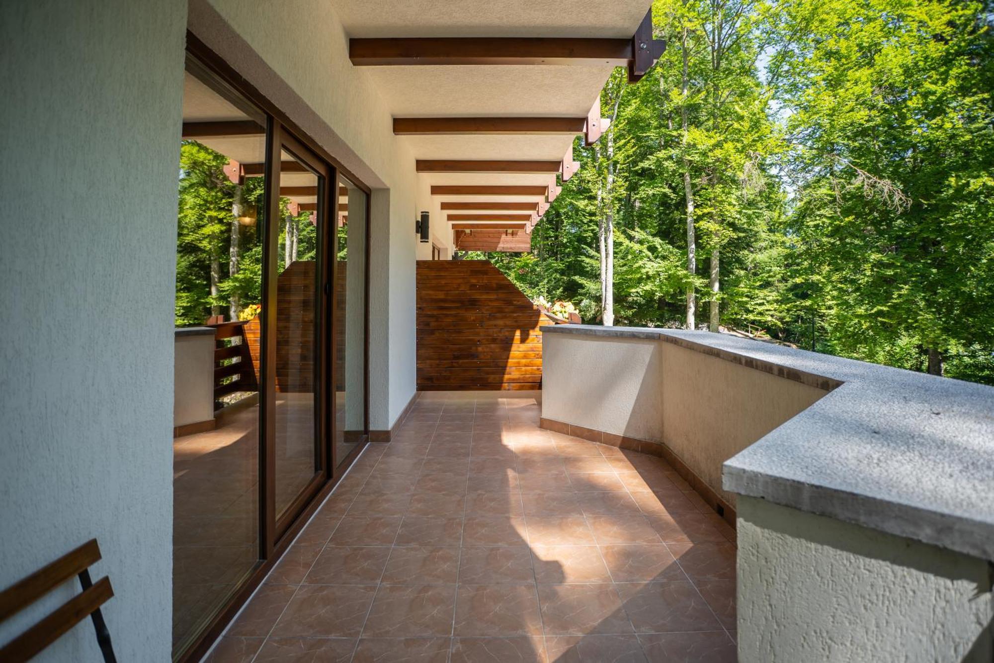 Opus Villa Sinaia Exterior photo A balcony