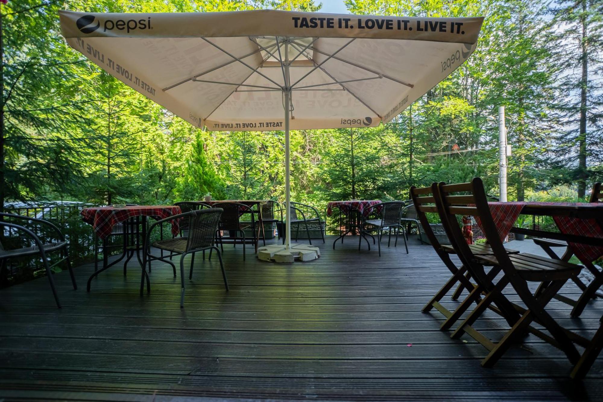 Opus Villa Sinaia Exterior photo A patio umbrella
